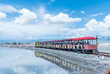 景點(diǎn)：茶卡鹽湖小火車(chē)